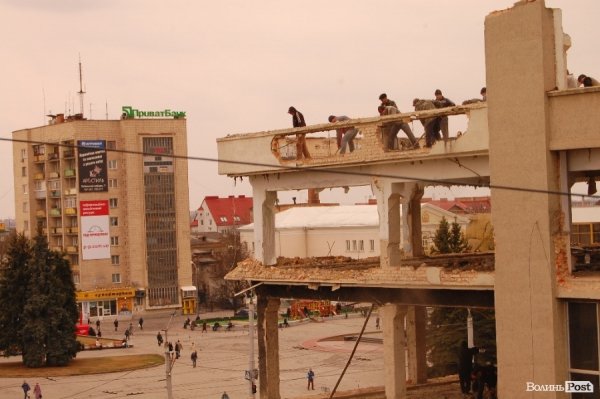 У Луцьку завершують демонтажні роботи у ЦУМі. ФОТО