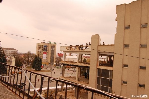 У Луцьку завершують демонтажні роботи у ЦУМі. ФОТО