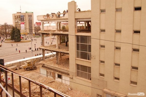 У Луцьку завершують демонтажні роботи у ЦУМі. ФОТО