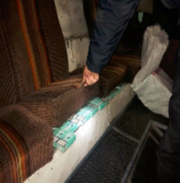 На «Устилузі» та «Ягодині» виявили контрабандні цигарки. ФОТО