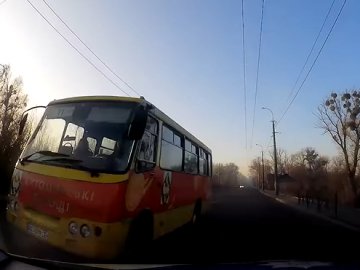 У Луцьку зловили водія маршрутки, який виїхав на «зустрічку» для обгону. ВІДЕО