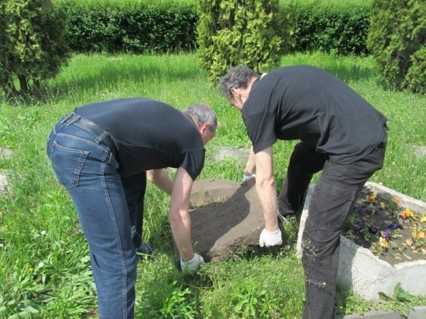 У центрі Луцька під асфальтом виявили єврейські надгробки. ФОТО