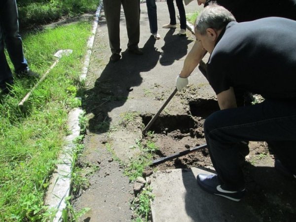 У центрі Луцька під асфальтом виявили єврейські надгробки. ФОТО