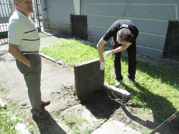 У центрі Луцька під асфальтом виявили єврейські надгробки. ФОТО