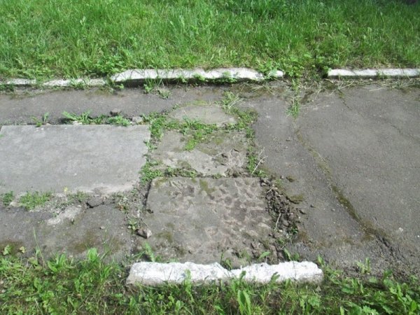 У центрі Луцька під асфальтом виявили єврейські надгробки. ФОТО