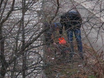 У Луцьку двоє чоловіків смажили шашлик просто під вікнами багатоповерхівки. ФОТО