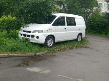 Луцькі муніципали покарали водіїв за «хамське» паркування. ФОТО
