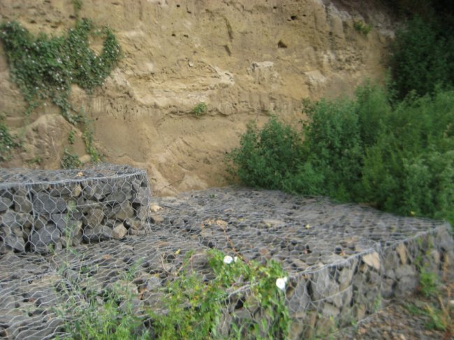 Готуються до весни: селяни укріпили береги Стиру. ФОТО