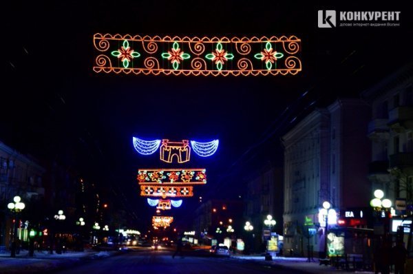 Як «палає» святкова ілюмінація у Луцьку