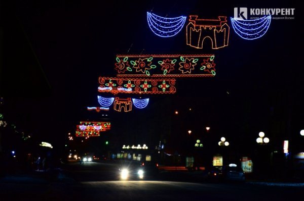 Як «палає» святкова ілюмінація у Луцьку