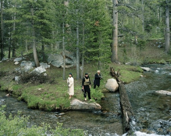 Сержант морської піхоти Джон Сексон і молодші капрали Кемерон Старк і Джошуа Стівенс в ролі бійців руху «Талібан», Гірський навчальний центр корпусу морської піхоти, Каліфорнія, 2009 рік