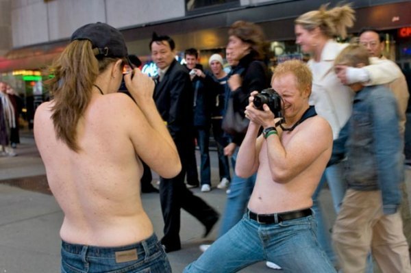 Фотопротест: жінки з голими грудьми на вулицях міста