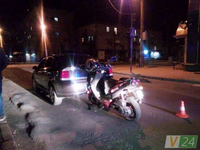 Аварія в Луцьку: скутер застряг під авто