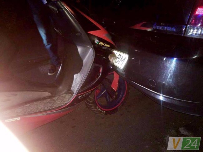 Аварія в Луцьку: скутер застряг під авто