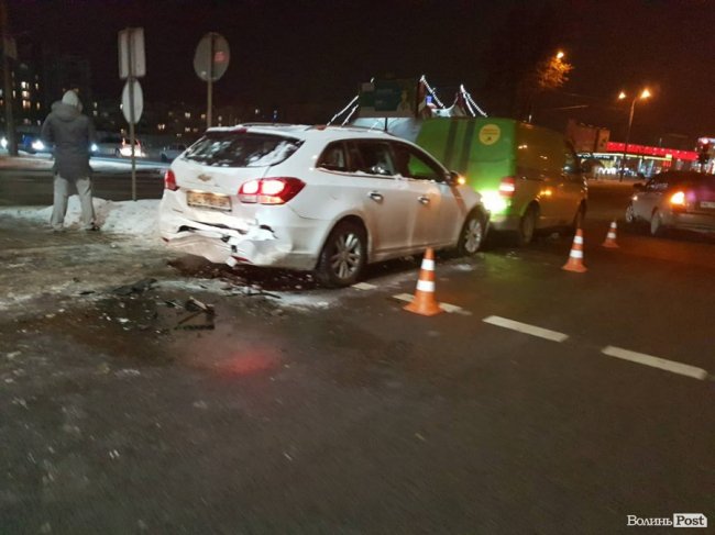 У Луцьку на Соборності – подвійна аварія, один водій втік з місця пригоди. ФОТО