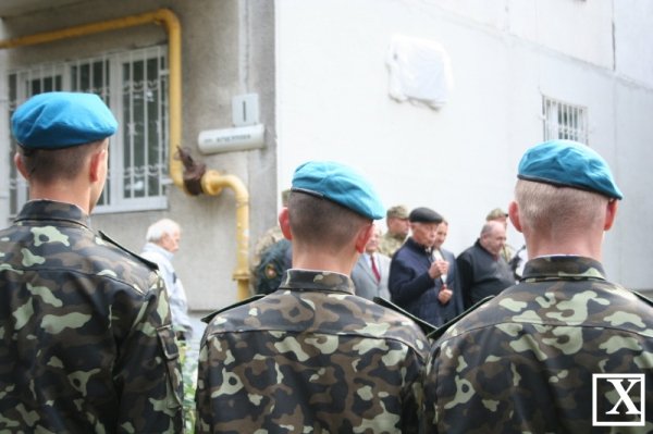 У Луцьку відкрили оновлену меморіальну дошку льотчику Арцеулову. ФОТО