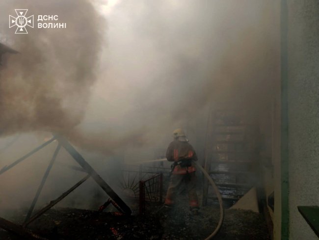 У місті на Волині з палаючої будівлі врятували жінку і троє дітей. ФОТО
