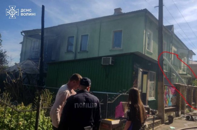 У місті на Волині з палаючої будівлі врятували жінку і троє дітей. ФОТО