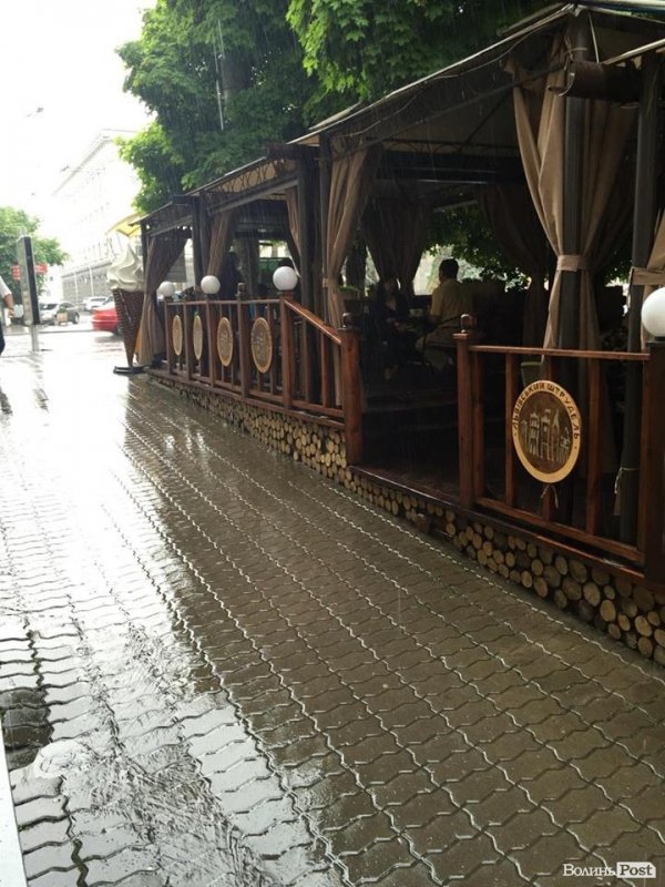 Сьогодні дощовий Луцьк. ФОТОРЕПОРТАЖ