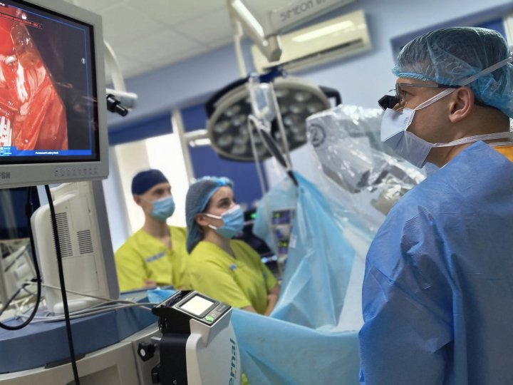 Унікальна операція: волинянці пухлину серця медики видалили роботом
