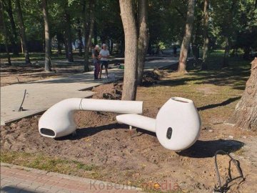 У місті на Волині встановили новий арт-об’єкт у вигляді навушників AirPods