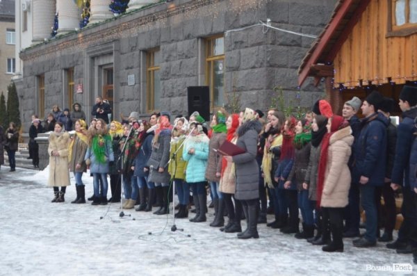 Луцькі студенти відкрили Різдвяний вертеп