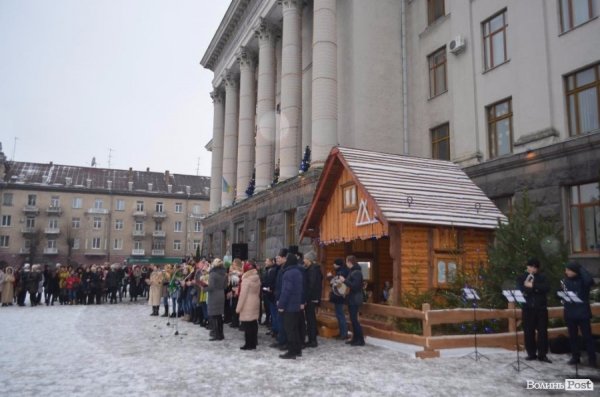 Луцькі студенти відкрили Різдвяний вертеп