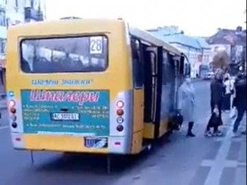 У Луцьку горіла маршрутка: людей евакуювали. ВІДЕО