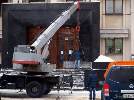 В Одесі замурували вхід в ОДА. ФОТО