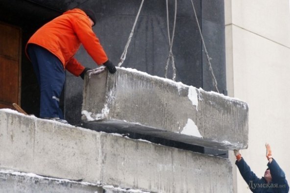 В Одесі замурували вхід в ОДА. ФОТО