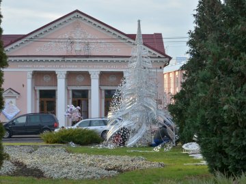 Біля мерії у Луцьку облаштовують святкову ілюмінацію. ФОТО