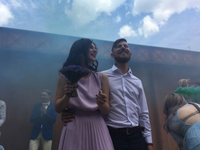 Щасливі і закохані: у Луцьку побралися відомі волонтери. ФОТО