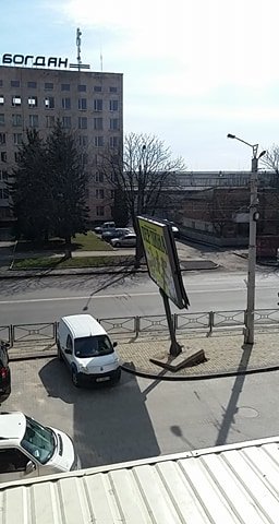 У Луцьку «підбитий» білборд становить небезпеку для людей та автівок