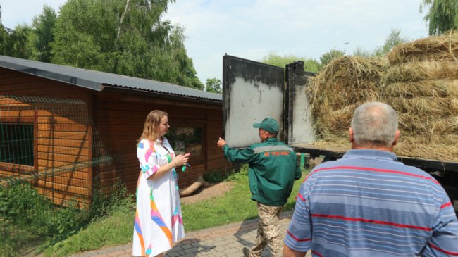 Підгайцівська громада подарувала Луцькому зоопарку сіно