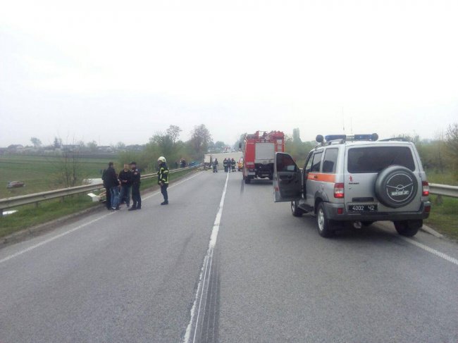 Легковик виїхав на зустрічну та протаранив вантажівку: на місці аварії працювало 15 рятувальників