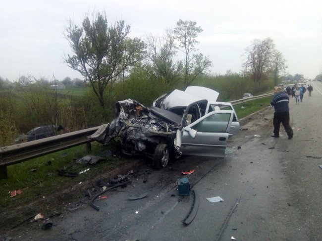 Легковик виїхав на зустрічну та протаранив вантажівку: на місці аварії працювало 15 рятувальників