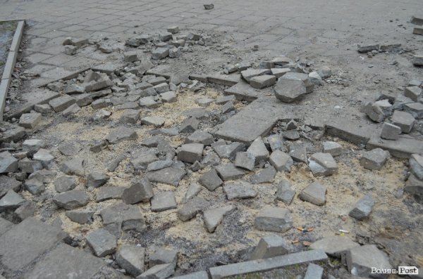 Луцький Автомайдан відновить бруківку біля міліції. ФОТО