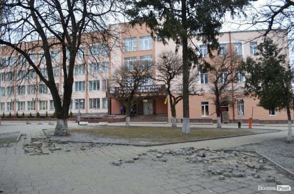 Луцький Автомайдан відновить бруківку біля міліції. ФОТО