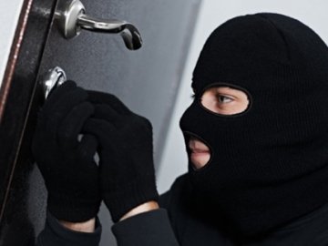 На Волині злодій викрав з будинку алкоголь