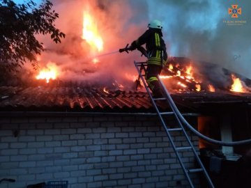 На Волині через блискавку та ймовірне замикання холодильника горів будинок та сарай