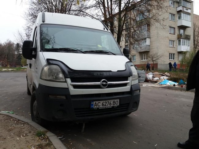 Працівники луцької «Ласки» під час відлову собак тикали дулі місцевим. ФОТО