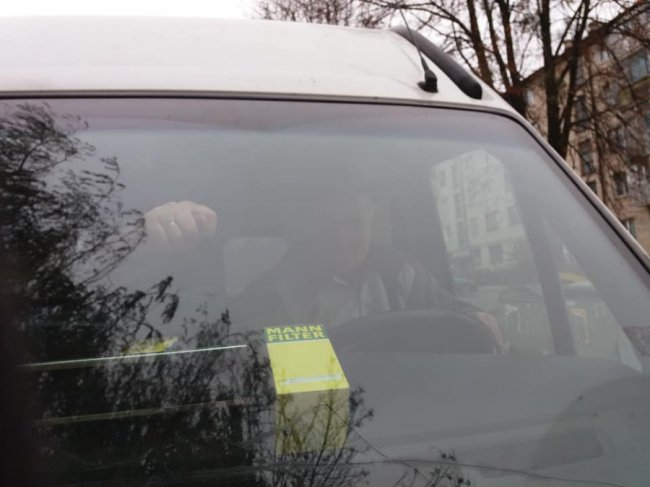 Працівники луцької «Ласки» під час відлову собак тикали дулі місцевим. ФОТО