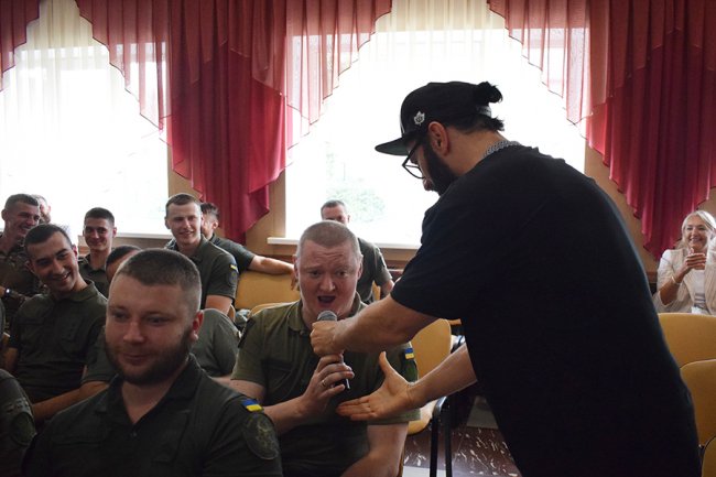 До луцьких нацгвардійців із концертом та ексклюзивним призом приїхав співак. ФОТО