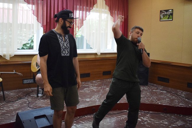 До луцьких нацгвардійців із концертом та ексклюзивним призом приїхав співак. ФОТО