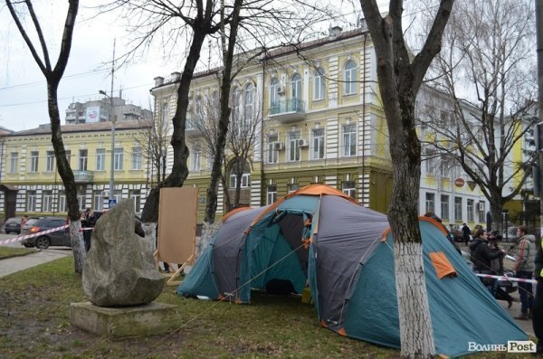 Біля прокуратури Волині встановили наметове містечко. ФОТО 