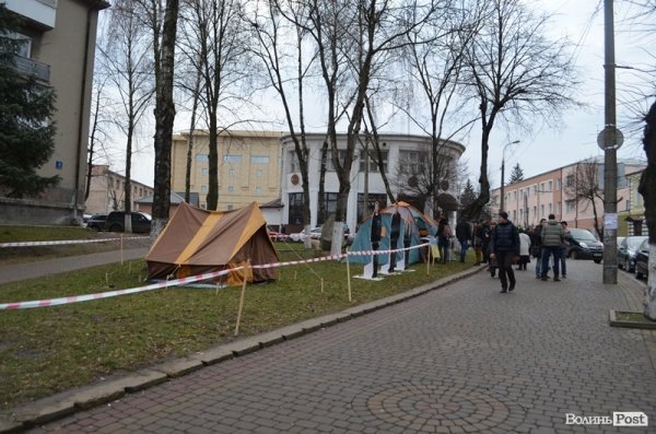 Біля прокуратури Волині встановили наметове містечко. ФОТО 