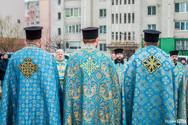 У Луцьку освятили хрест під будівництво дитячої церкви. ФОТО