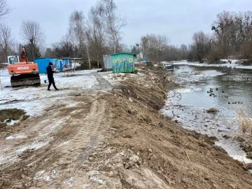На пляжі у луцькому парку облаштують спуск у річку для зимового купання