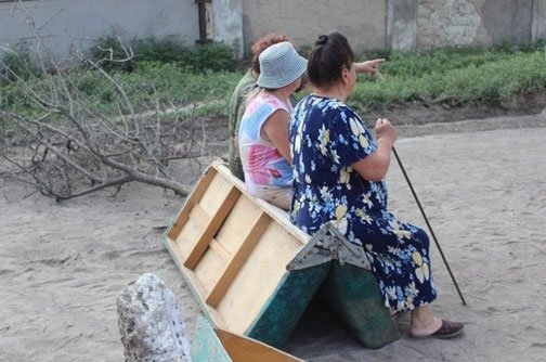 Херсонці заблокували вулицю старим диваном. ФОТО