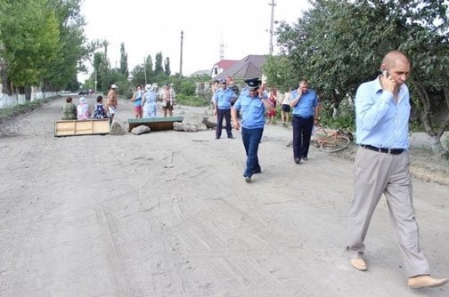 Херсонці заблокували вулицю старим диваном. ФОТО